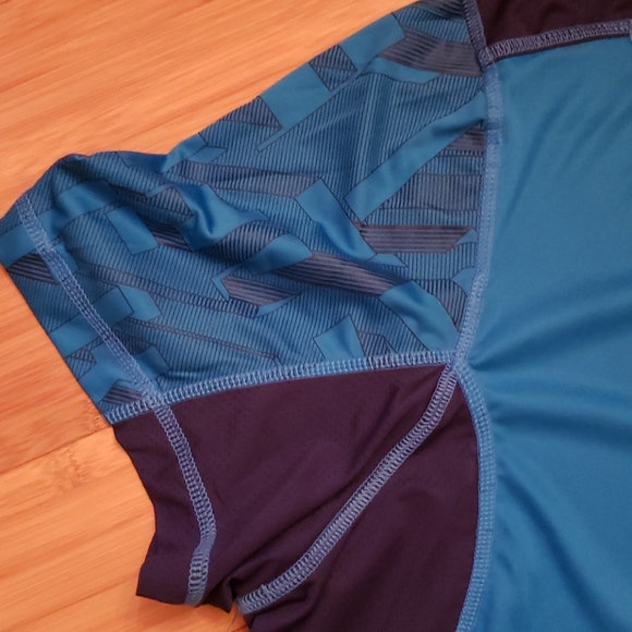 REEBOK- blue tee - Picture 4 of 9